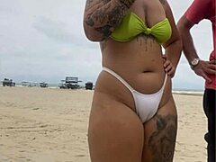 हेलो, वह चीज़ सेलर बीच पर मेरी चूत पर स्टेयर करना बंद नहीं कर सका