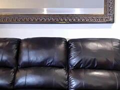 मैक्सिन एक्स, बड़ी टिट्स वाली ब्लैक मेच्योर बेब लिंगरी में, अपनी गीली क्लिट और टिट्स टच करती है