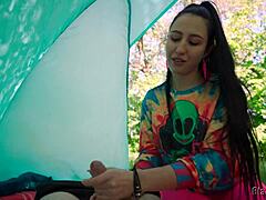 हिप्पी स्लट, आउटडोर टेंट में फ्री हैंडजॉब चाहती हो?