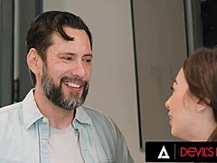 18+ क्लोए सुरियल को दोस्त के डैड से जोर से पाउंडेड टैबू रॉम्प में डीपथ्रोट और फिंगरिंग।