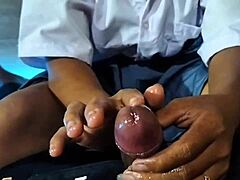 इंडो स्टूडेंट अमेच्योर होममेड वीडियो में हैंडजॉब मसाज से टिज करती है