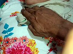 क्या तुम देखना चाहते हो कि ये कुंवारी बहन अपने सौतेले भाई के लंड को चूसती है?