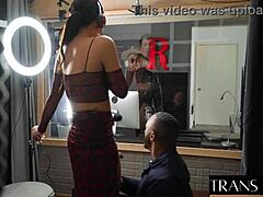 खूबसूरत शेमेल डेजी टेलर लेस्बियन चुदाई में सेड्यूस करती है