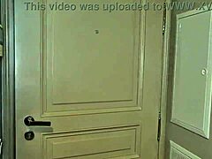 सिल्विया डेलाई फेक पूल में डबल गांड चुदाई ले रही, कम जोरदार निगल रही