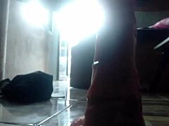 फेक लंड को चूत में धकेलकर पानी निकाला