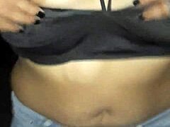 पार्टी के बाद बहू दांव चुकाती हुई