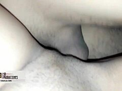 Mi hermanastra llega mi cuarto para que follemos bajo las s�banas- porno en espa�ol