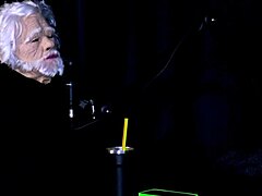 Negro top makes intense scenes on sheer red