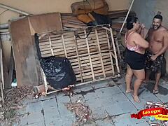 Gordinha gives ass to brother-in-law in abandoned house