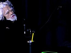 Negro top makes intense scenes on sheer red