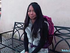 फंसी थाई औरत को अजनबी से पब्लिक में चुदाई मदद मिलती है