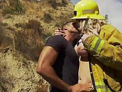 खूबसूरत शेमेल चोद रही है लड़के को