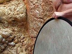 बेस्ट लैटिना मिल्फ बीच पर आउटडोर्स में बंग होती है।