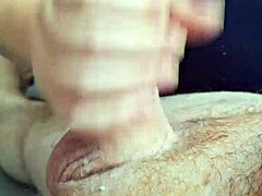 batendo uma punhetinha no amigo