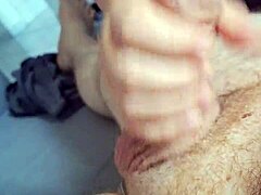 batendo uma punhetinha no amigo