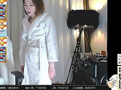 chinese web chat session with asian mini