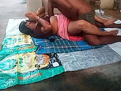 देसी आंटी यंग 18+ लड़के के साथ चुदाई