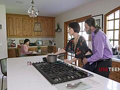 ओह, DILF की फ्री यूज पॉलिसी से स्टेप फैमिली चुदाई जारी!