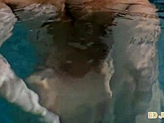 atriz ninfomaniaca fudendo na piscina com ator no intervalo de gravação