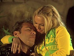 रात को गार्डन में हमारा फक देखो, कहती है ब्लॉन्ड हॉटी।