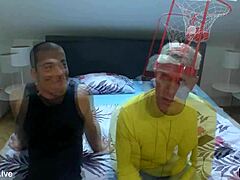 फुटबॉल फैंस ने स्टीपसन के मोटे लंड से डॉगीस्टाइल थ्रीसम एंजॉय किया 😍