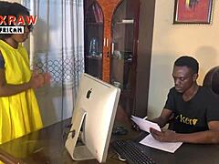 एमडीएक्स स्कूल टीचर के साथ ऑफिस टेबल पर गिगेंटिक कॉक के साथ मेक आउट कर रहा है