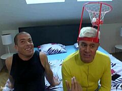 फुटबॉल फैंस ने स्टीपसन के मोटे लंड से डॉगीस्टाइल थ्रीसम एंजॉय किया 😍