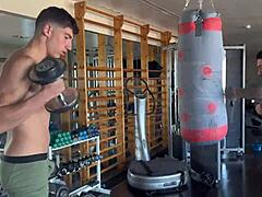 खुश लड़की बॉयफ्रेंड से डोमिनेट होती है पीओवी में, बड़ी चूत के होंठों पर कम