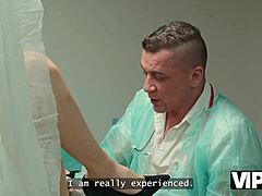 डॉक्टर चूत को ठीक करता है