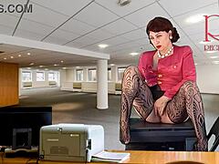 Secretary Masturbates Cunt