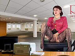 Secretary Masturbates Cunt