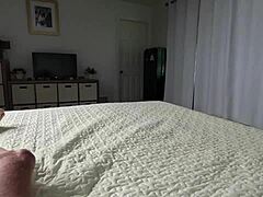 बेड पर शेयर क्रीमपाई