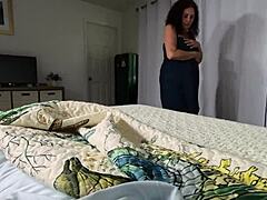 बेड पर शेयर क्रीमपाई