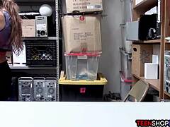 thief deepthroats guard